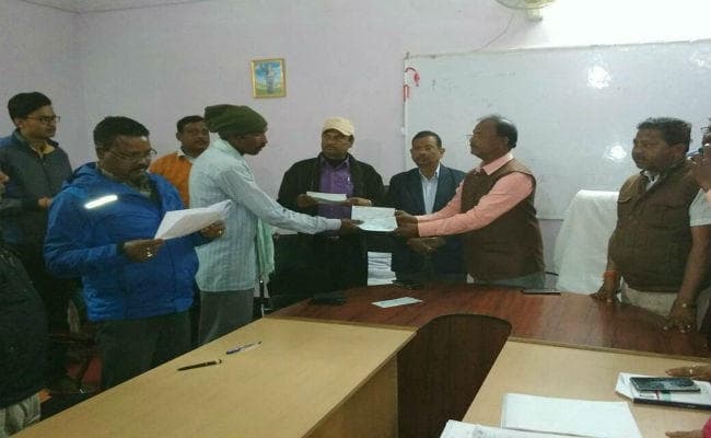 गुमला : भरनो सड़क हादसे में मारे गये आश्रितों को सरकार ने दिये 50 - 50 हजार रूपये