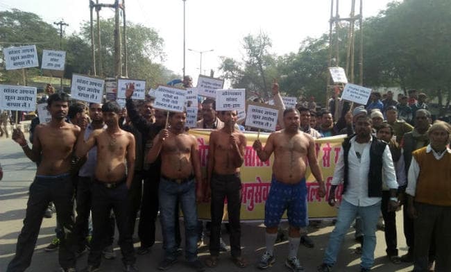 सांसद के बयान से भड़के अभ्यर्थियों ने किया आत्मदाह का प्रयास, पुलिस ने स्थिति संभाली