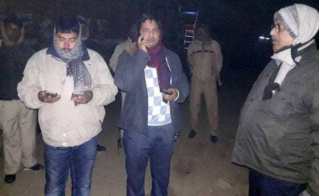 गंगा में घने कोहरे के कारण भटके स्टीमर का पता चला, चालक ने सूझ-बूझ दिखाते हुए लालबथानी शोभनपुर के पास खड़ा किया स्टीमर