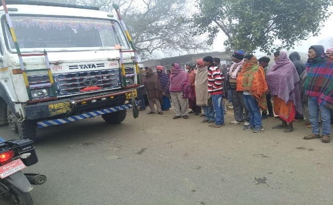 PICS : गोड्डा-भागलपुर मुख्य मार्ग पर हादसे में राजद नेता की मौत
