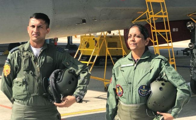 IN PICS सुखोई की सवारी: जब जी सूट पहनकर कॉकपिट पर सवार हुईं रक्षामंत्री सीतारमण