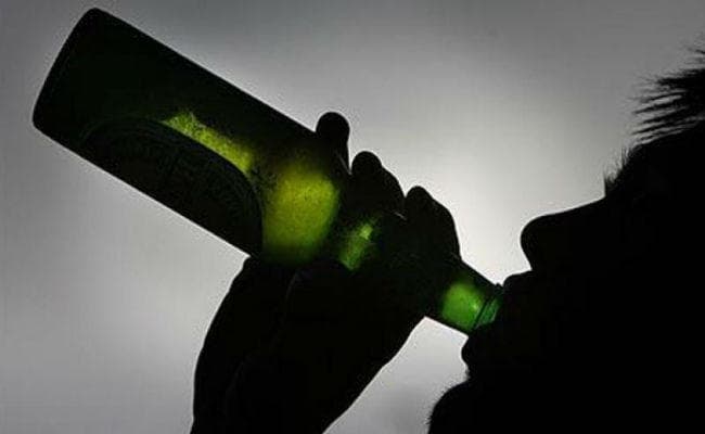 UP: रायबरेली के पहाड़पुर में जहरीली शराब से 6 की मौत, दो दर्जन एडमिट, लोग शराब दुकान हटवाने पर अड़े