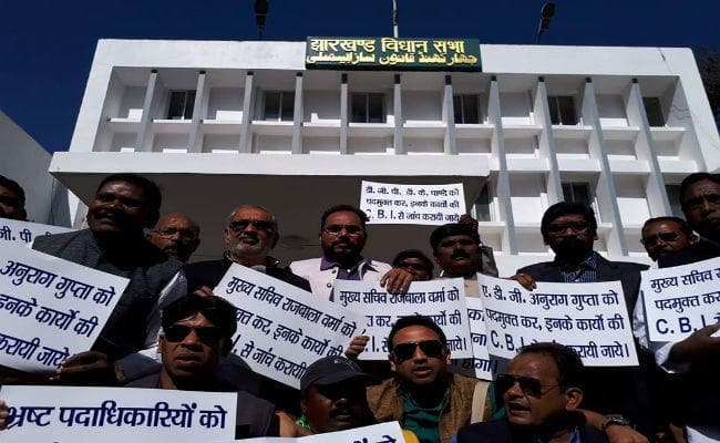 झारखंड विधानसभा : राधाकृष्ण किशोर का हेमंत सोरेन पर बड़ा हमला, वेल में पहुंचा विपक्ष, सदन में हंगामा