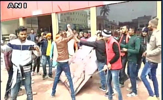 ''पद्मावत'' : बिहार के सिनेमा हॉल में ''करणी सेना'' के समर्थकों का हंगामा, फिल्म के पोस्टर फाड़े