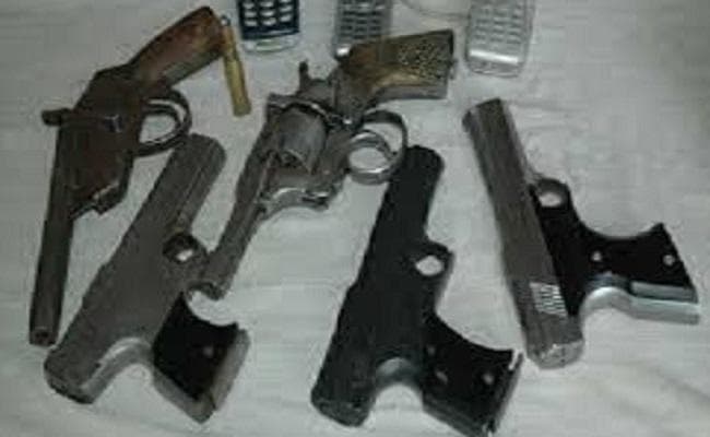 बिहार : मुंगेर में दो मिनीगन फैक्ट्री का भंडाफोड़, 5 ऑटोमैटिक पिस्तौल बरामद
