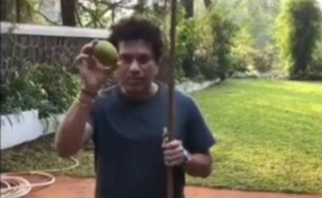 VIDEO: जब सचिन ने दोस्त से कहा- यह आम नहीं लिंबू है लिंबू, वीडियो वायरल