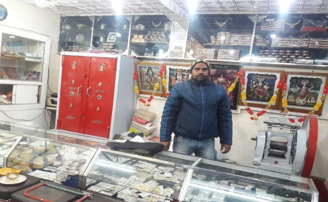 झरिया में ज्वेलरी शॉप में डाका डालने आये बदमाशों ने एएसआई को गोली मारी