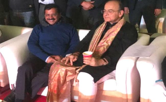 लंबी ''तल्खी'' के बाद केजरीवाल की डिनर पार्टी में दिखे जेटली, एक ही सोफे पर बैठ की बात