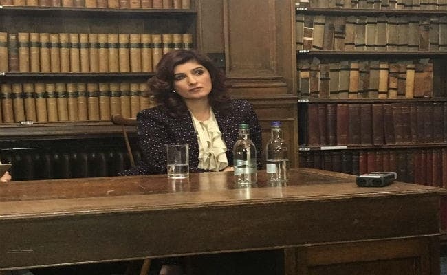 ‘अॅाक्सफोर्ड यूनियन’ में ट्‌विंकल खन्ना ने की ‘पैडमैन’ पर चर्चा, कहा पीरियड्‌स शर्म का कारण नहीं