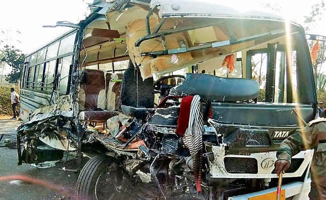 झारखंड : बस व ट्रक में भिड़ंत, दो की मौत, 24 घायल, पांच की स्थिति गंभीर