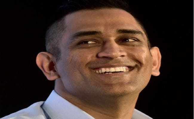 फिर ‘कूल हेयरकट’ में नजर आये ‘कैप्टन कूल’ महेंद्र सिंह धौनी