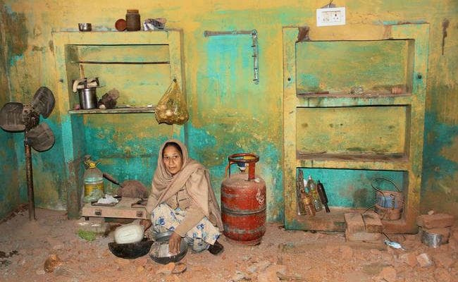 IN PICS: पाकिस्तानी गोलाबारी से दहशत में लोग, छोड़कर जा रहे हैं अपना घर, गांव हुआ वीरान
