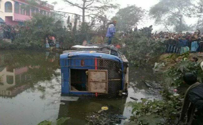 फरक्का : नवादा से बहरामपुर जा रही बस पलटी, 10 की मौत, 14 घायल