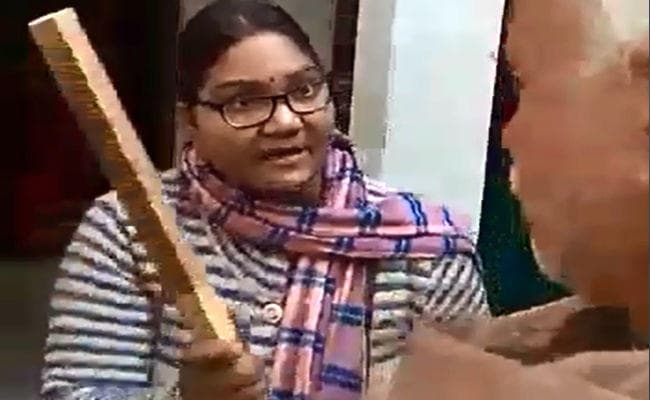 योजना की राशि मिलने में देरी का कारण पूछे जाने पर CDPO ने उठाया डंडा, वीडियो वायरल