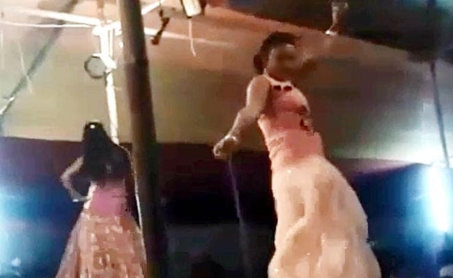 VIDEO : पुलिस की मिलीभगत से चल रहा अश्लील थियेटर, Rs. 30,000 हर रात के वसूल रही पुलिस