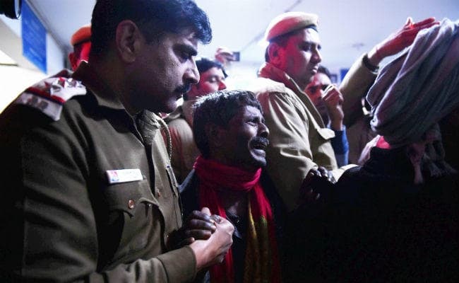 बवाना: फैक्ट्री में लगी आग से 17 की मौत, मालिक गिरफ्तार, जान बचाने के लिए छत से कूद रहे थे लोग