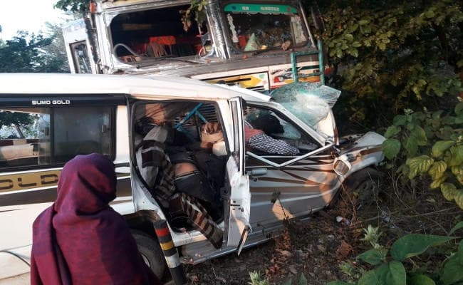 Jharkhand : दुमका के जरमुंडी में ट्रक-सुमो की टक्कर, परीक्षा देने देवघर जा रहे 8 लोगों की मौत, PICS में देखें हृदय विदारक दुर्घटना