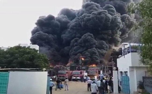 दिल्ली के बाद गुजरात के वडोदरा की केमिकल प्लांट में लगी आग, अब तक चार की मौत