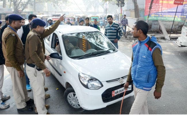 मानव शृंखला की झलकियां : बैंड-बाजे पर थिरके लोग, कहीं हुई नोकझोंक तो कहीं पुलिस ने रोक दी एंबुलेंस