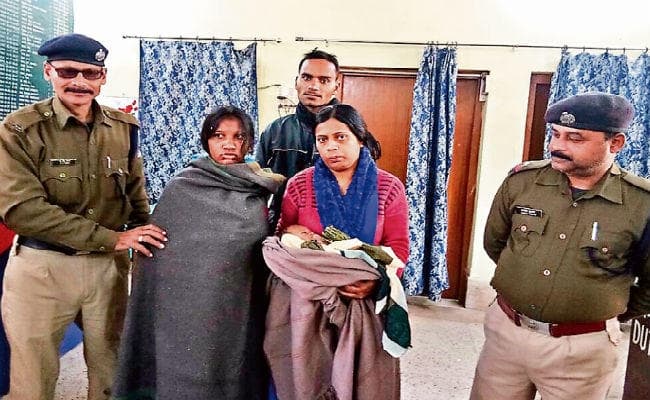 झारखंड : ये कैसी बेबसी, दुधमुंही बच्ची को ट्रेन में छोड़ चली गयी मां