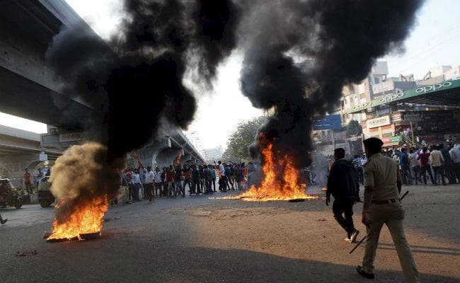 पद्मावत विरोध: हाथ में तलवार लेकर सड़कों पर उतरीं महिलाएं, बसों में तोड़-फोड़, जानें कहां-कहां क्‍या हुआ ?