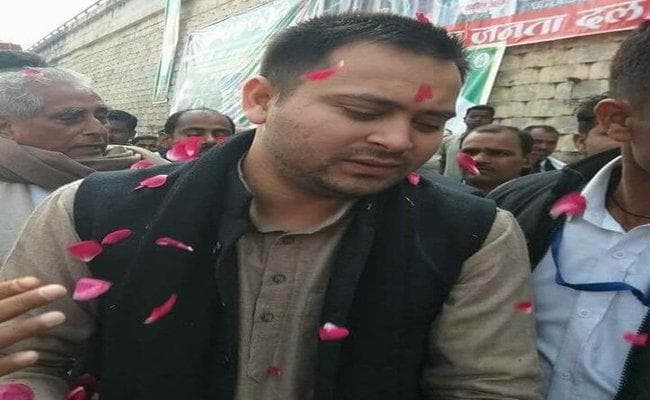 CM के काफिले पर हमले वाले गांव में तेजस्वी पर बरसे फूल, बिहार में गरमायी राजनीति