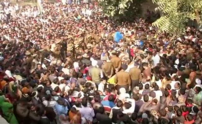 गृहमंत्री और मुख्यमंत्री को बुलाने की मांग को लेकर धरने पर बैठे शहीद जवान के परिजन