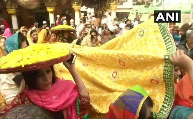 हजरत निजामुद्दीन दरगाह में धूमधाम से मनी वसंत पंचमी, चढ़ाये गये पीले चादर