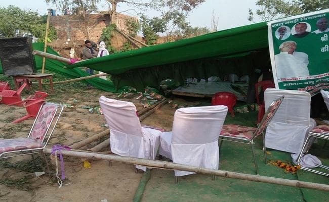 भाषण के दौरान लालू के बड़े बेटे तेजप्रताप का टूटा मंच, बाल-बाल बचे
