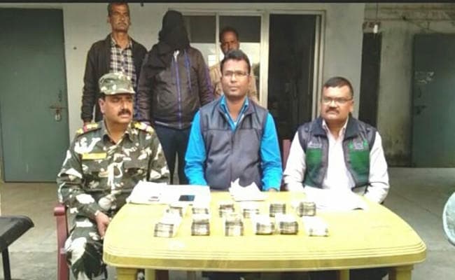 झारखंड में 5 लाख के इनामी नक्सली कृष्णा का सहयोगी 6 लाख रुपये के साथ गिरफ्तार