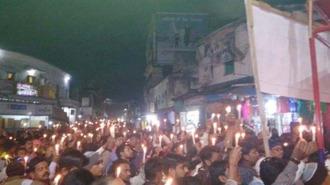 दुमका के 8 लोगों की आत्मा की शांति के लिए निकाला कैंडल मार्च