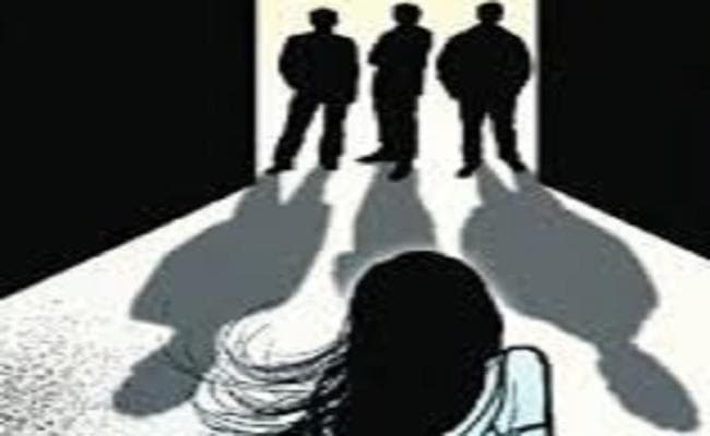 नाबालिग से गैंगरेप मामले में 3 को उम्रकैद, शौच करने गयी पीड़िता को जबरन बाइक पर ले गये थे आरोपित