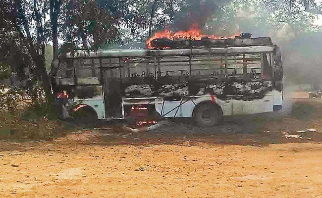 झारखंड : ट्रक से भिड़ंत के बाद रांची आ रही बस में लगी आग, 20 यात्रियों की स्थिति गंभीर