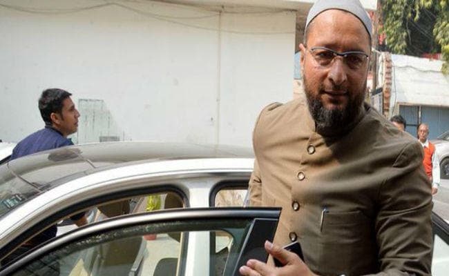 तीन तलाक पर अपनी बात रख रहे थे ओवैसी, तभी उनकी ओर उछला जूता और...