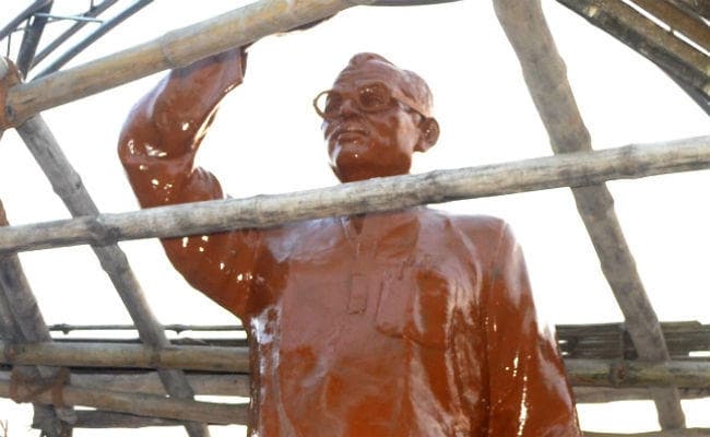 कर्पूरी किसके ! सियासत तेज, भगवा रंग में रंगी गयी जननायक की प्रतिमा