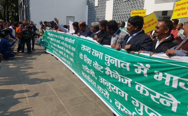 झारखंड विधानसभा परिसर में आज भी विपक्ष का विरोध, डीजीपी पांडेय व एडीजी गुप्ता पर कार्रवाई की मांग झारखंड विधानसभा परिसर में आज भी विपक्ष का विरोध, डीजीपी पांडेय व एडीजी गुप्ता पर कार्रवाई की मांग