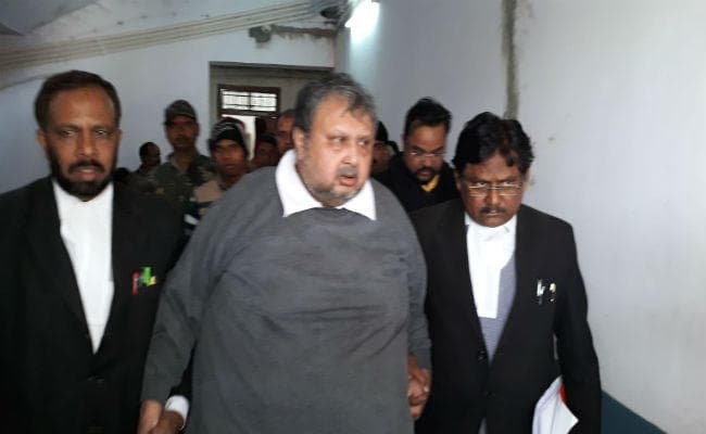 IN PICS चारा घोटाला: ...और थककर सीढ़ी पर ही बैठ गये पूर्व आईएएस सजल चक्रवर्ती