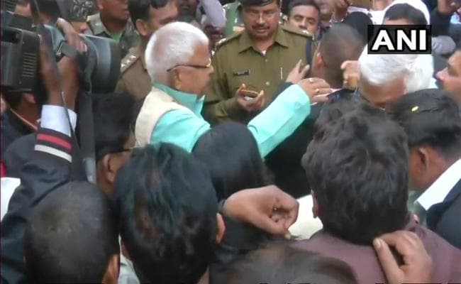 चारा घोटाला के तीसरे केस में लालू प्रसाद को 5 साल की सजा, कोर्ट से सीधे जेल पहुंचे