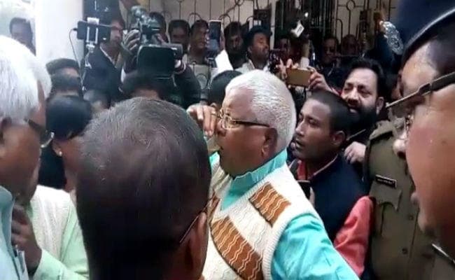 कोर्ट परिसर में लालू ने ली चाय की चुस्की, कुछ इस अंदाज में आये नजर
