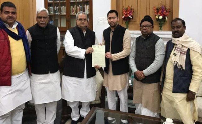 तेजस्वी ने राज्यपाल से दलित अत्याचार मामले पर तुरंत एक्शन लेने के संबंध में सौंपा ज्ञापन