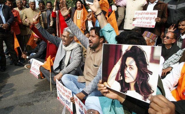 #Padmaavat के विरोध में प्रदर्शनकारियों ने गुड़गांव में फूंके बस, मेरठ में प्रदर्शन