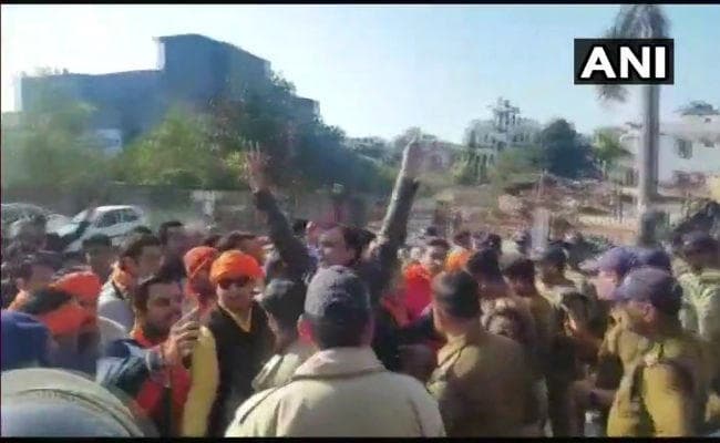 #Padmaavat LIVE: वाराणसी में सिनेमाहॉल के बाहर आत्मदाह की कोशिश