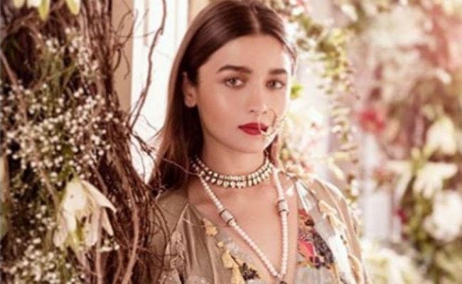 ''पद्मावत'' देखने के बाद खुद पर काबू नहीं रख पाई आलिया भट्ट, जुबां पर आई दिल की बात...