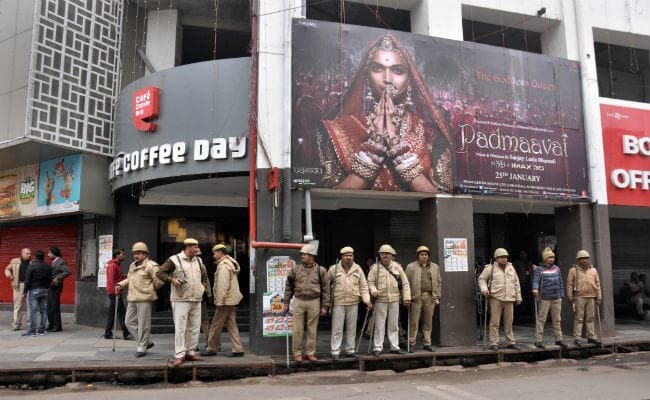 ''पद्मावत'' की धमाकेदार ओपनिंग, प्रिव्यू शो में 5 करोड़ की कमाई, रिलीज से पहले फिल्म हुई लीक