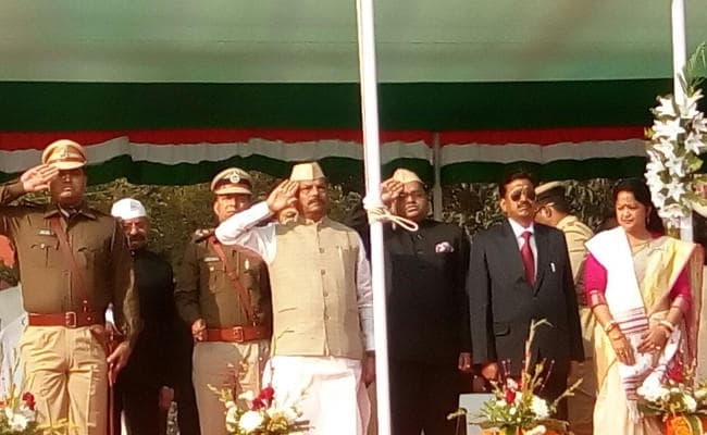 VIDEO : गणतंत्र दिवस पर दुमका में मुख्यमंत्री ने की बड़ी घोषणा : जून तक होगी 18,000 शिक्षकों की नियुक्ति, PICS भी देखें