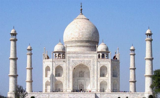 इतिहास और वर्तमान के बीच सहमा गणतंत्र