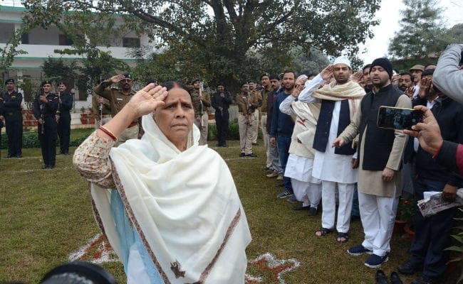 IN PICS: लालू की गैर मौजूदगी में राबड़ी देवी ने फहराया तिरंगा, मौजूद रहे दोनों बेटे
