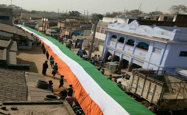 बोकारो : कसमार में कुछ यूं बना गणतंत्र दिवस, 300 फीट लंबा झंडा के साथ निकाली आकर्षक झांकी