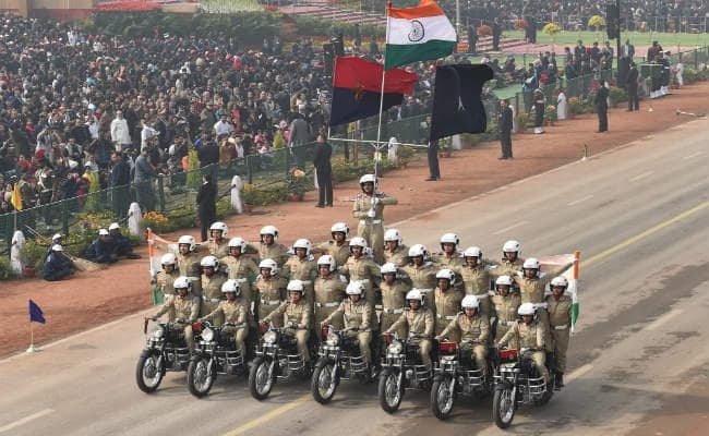 गणतंत्र दिवस पर ‘सीमा भवानी'' के अद्भुत करतबों ने लोगों में भरा रोमांच