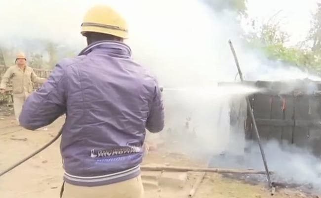 VIDEO : कासगंज में फिर भड़की हिंसा, पेट्रोल और डीजल की बोतल लेकर घूम रहे हैं उपद्रवी, दो लोग लापता